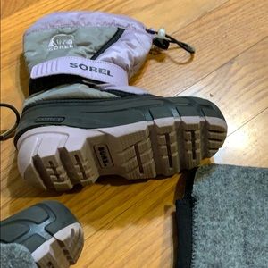 Girls Sorel snow boots. Size 11.